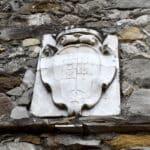Via francigena al confine tra Toscana e Liguria, stemma di marmo dei Malaspina